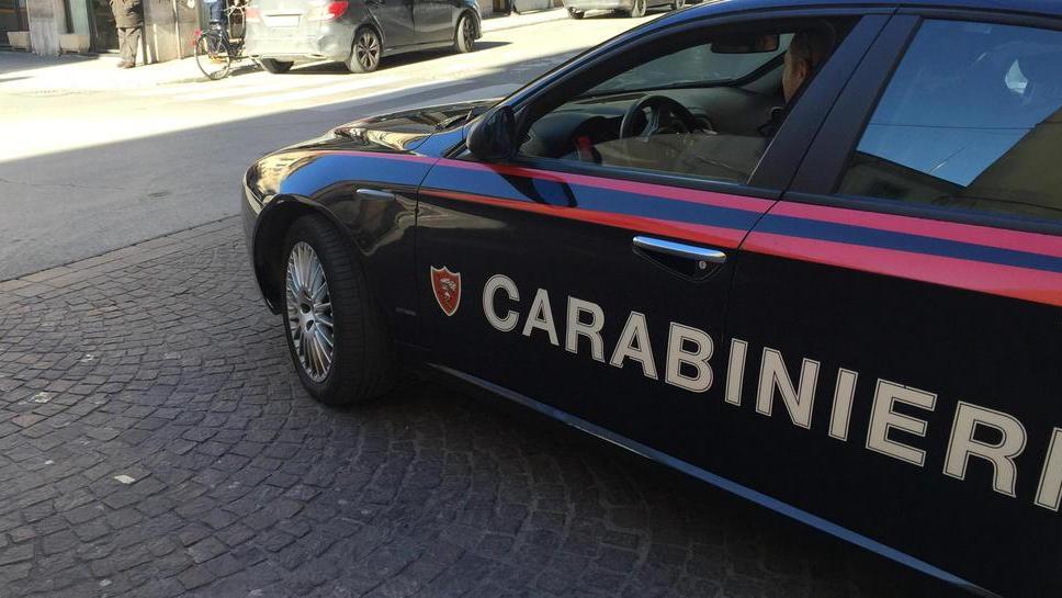 Danno fuoco a un’auto di notte, il proprietario della vettura picchia la vicina