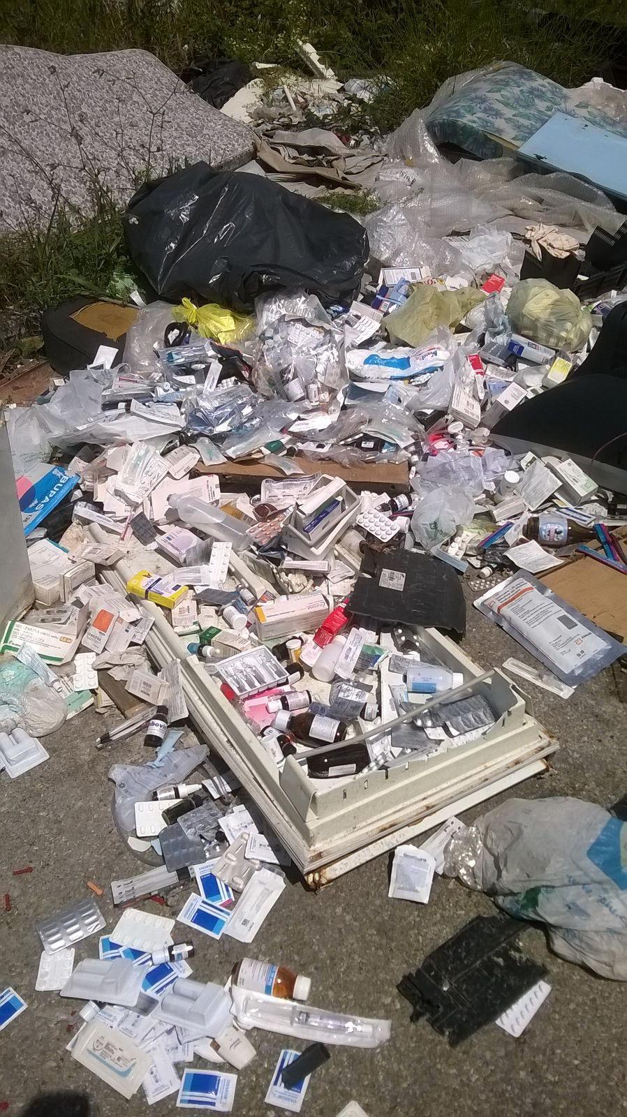 Un mucchio di farmaci scaduti trovati per strada 