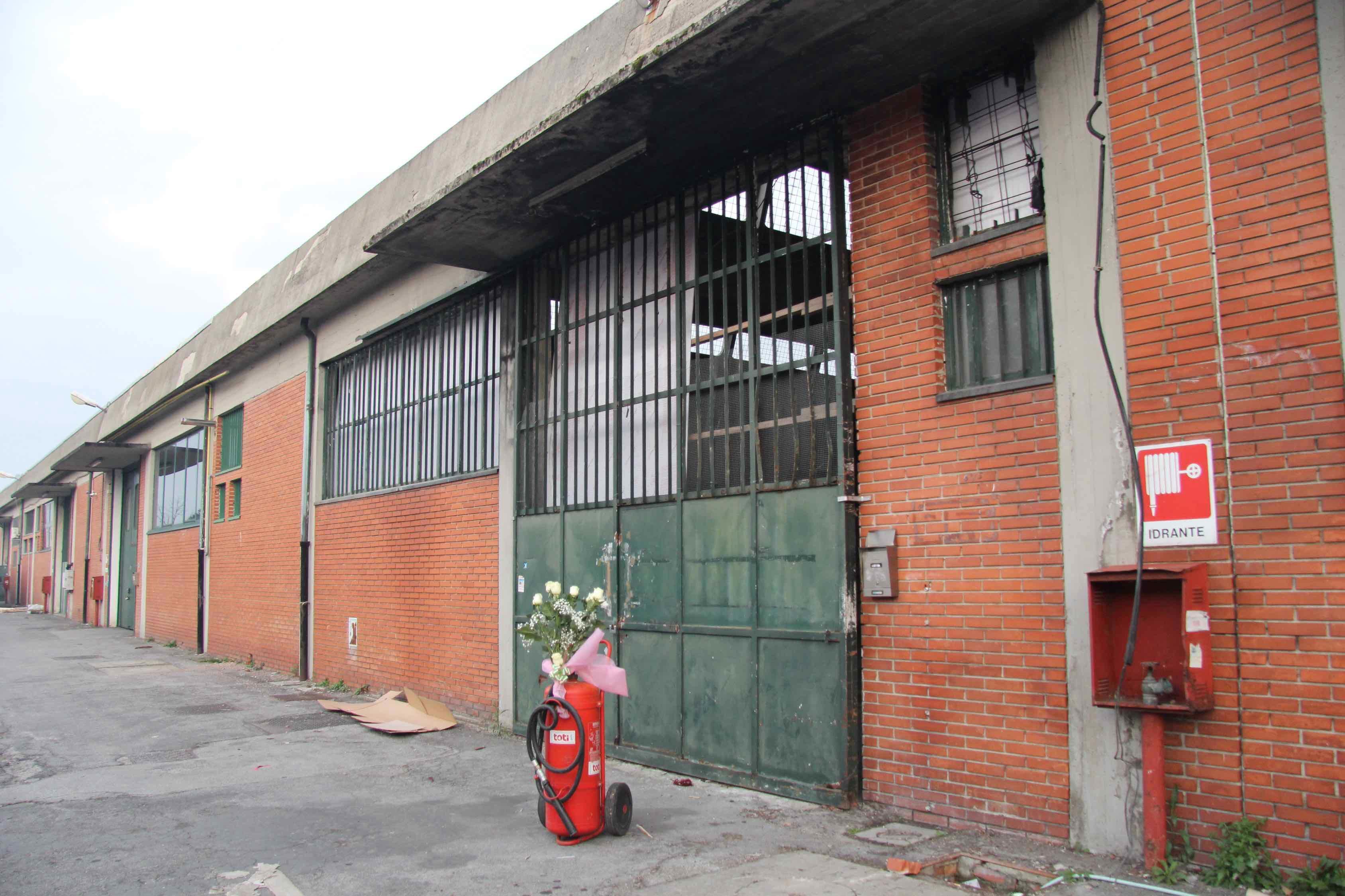 Il capannone della tragedia del dicembre 2013 in via Toscana