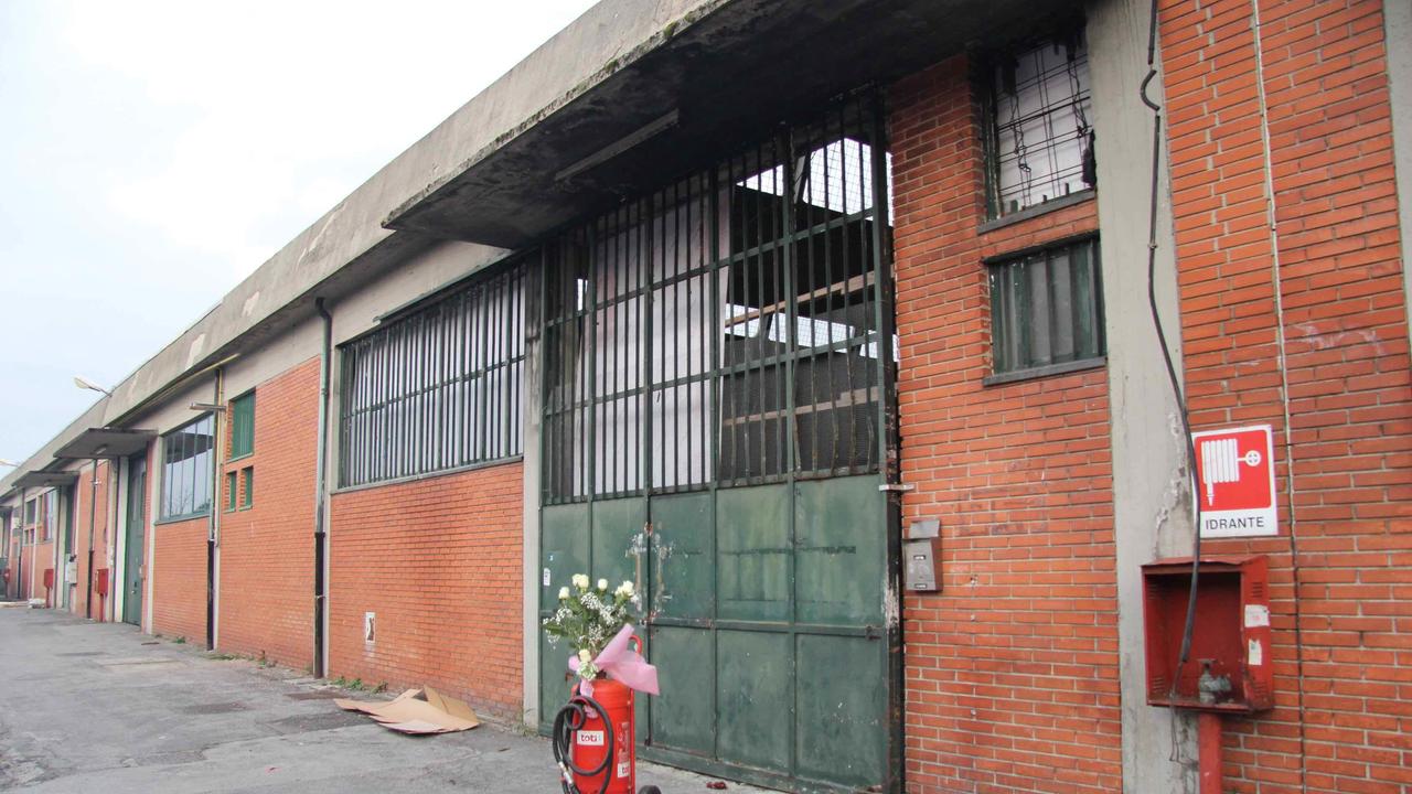 Il capannone della tragedia del dicembre 2013 in via Toscana