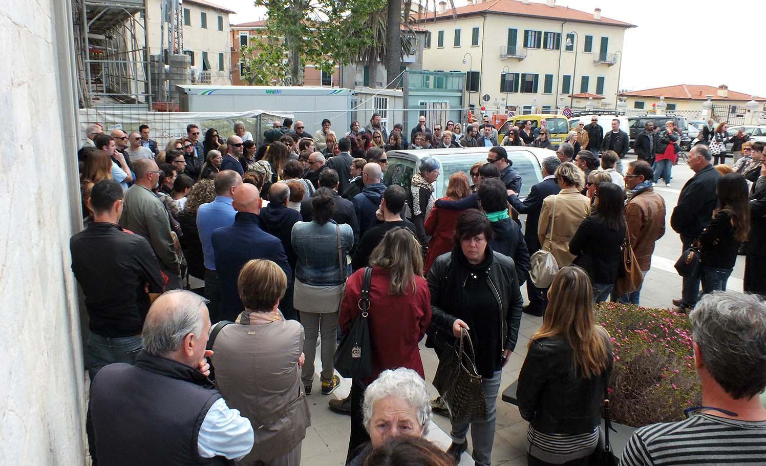 La folla ai funerali di Marco Barlettani (foto PaBar)