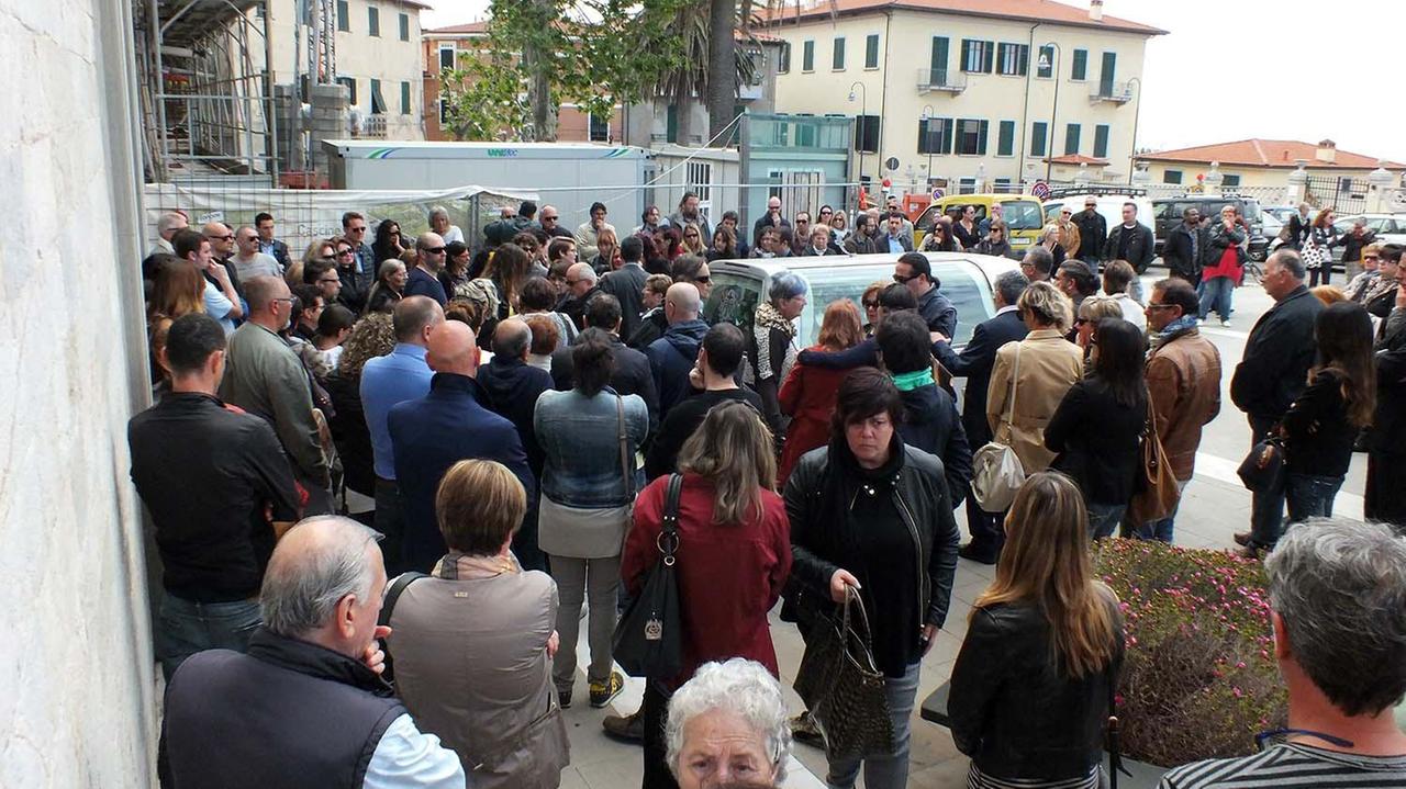 La folla ai funerali di Marco Barlettani (foto PaBar)