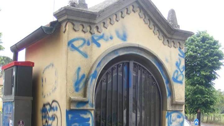 La Marginetta della Madonnina imbrattata dai vandali