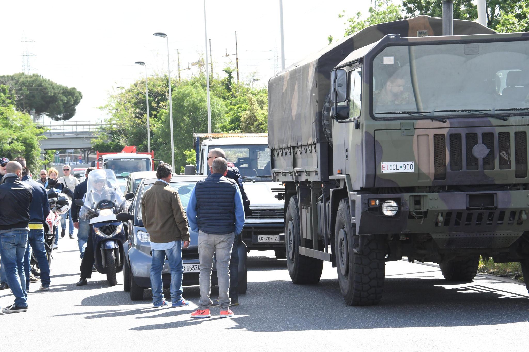 Sciopero alla Elia, cancelli chiusi e addetti alla sicurezza per tenere fuori i lavoratori