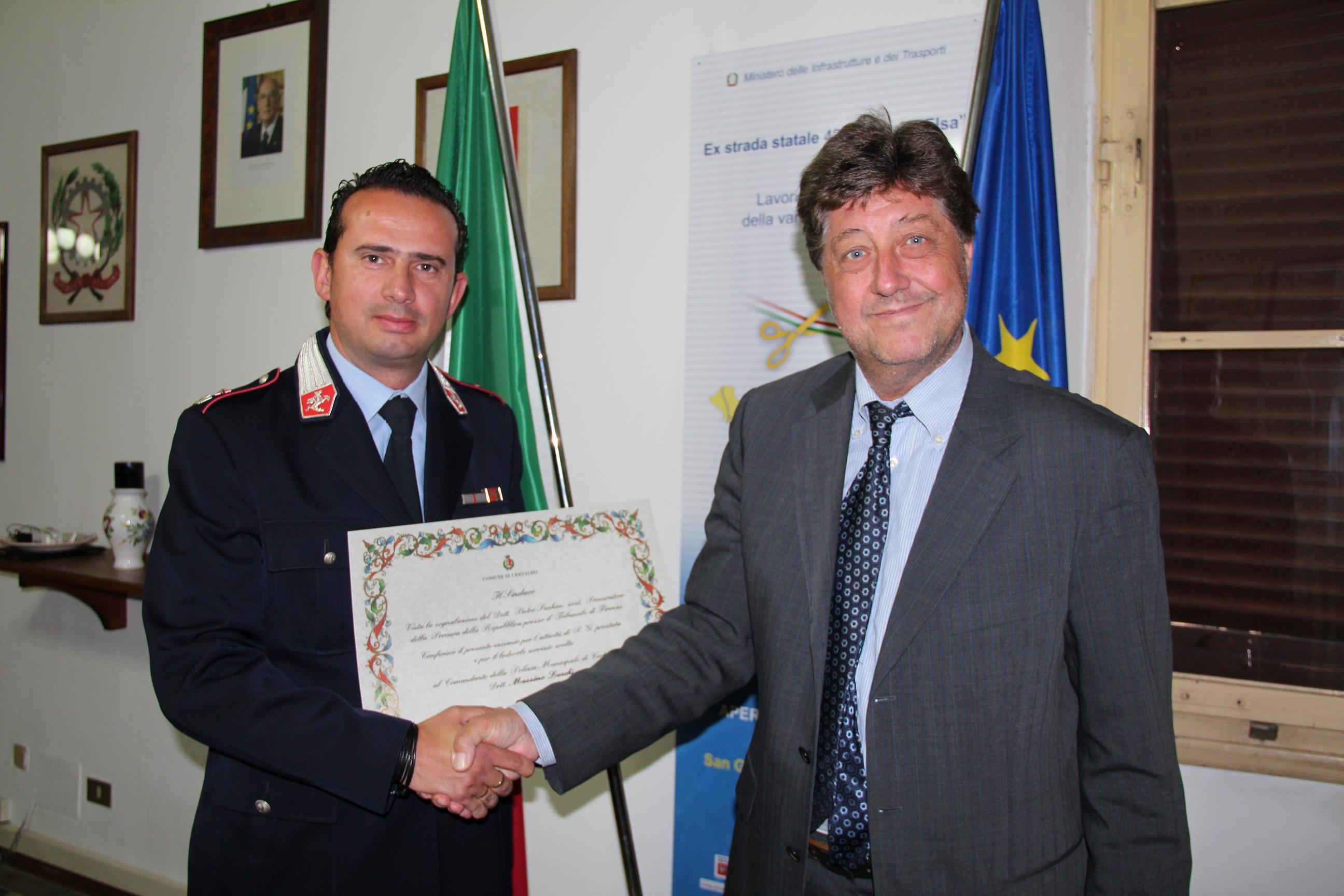 A destra Pietro Suchan mentre riceve un encomio