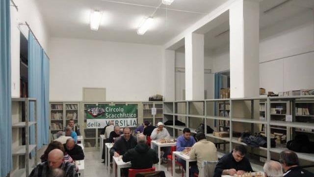 Scacchisti all'opera al Circolo della Versilia