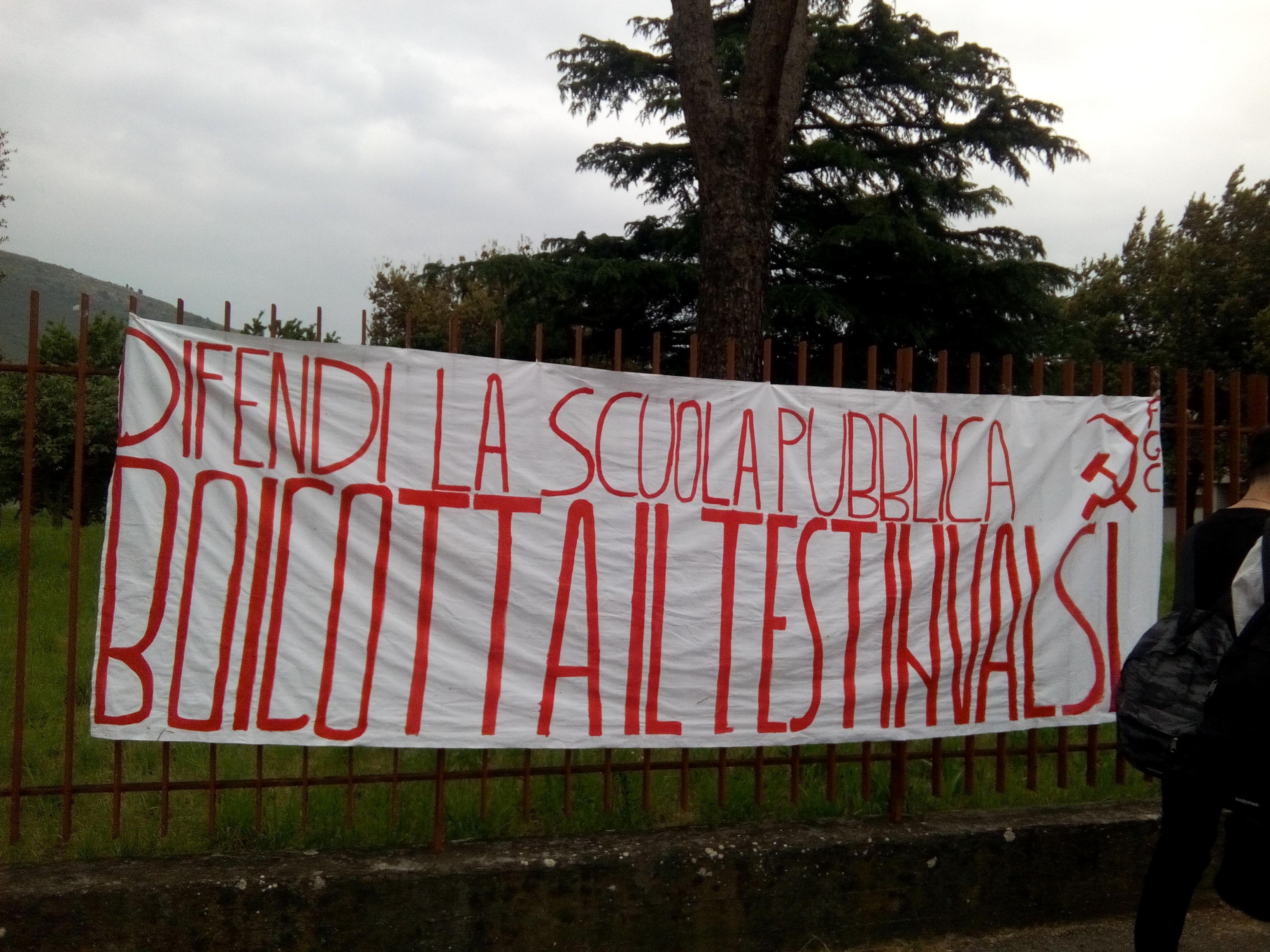 Lo striscione dei giovani comunisti contro le prove Invalsi