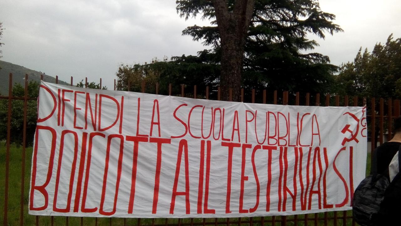 Lo striscione dei giovani comunisti contro le prove Invalsi