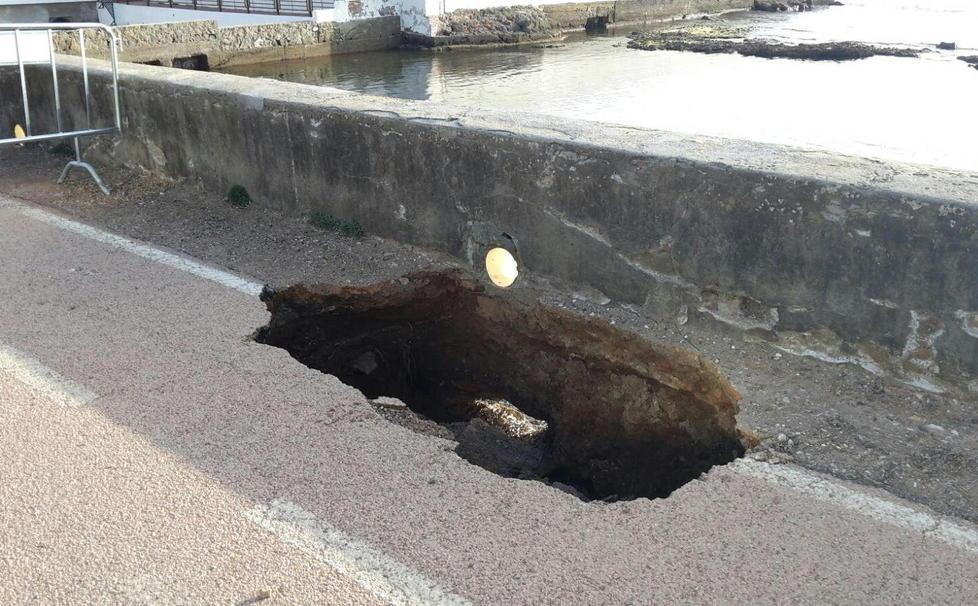 Si apre una maxi-buca accanto ai bagni Pejani 