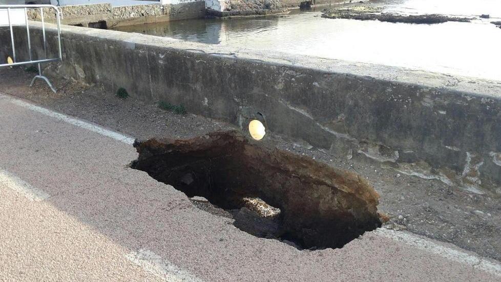 Si apre una maxi-buca accanto ai bagni Pejani