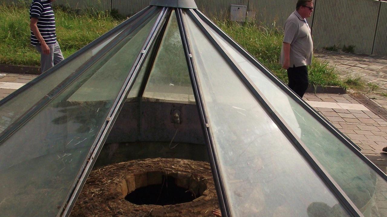 Piramide di largo Tito Neri, il Comune sostituisce i vetri rotti dai vandali