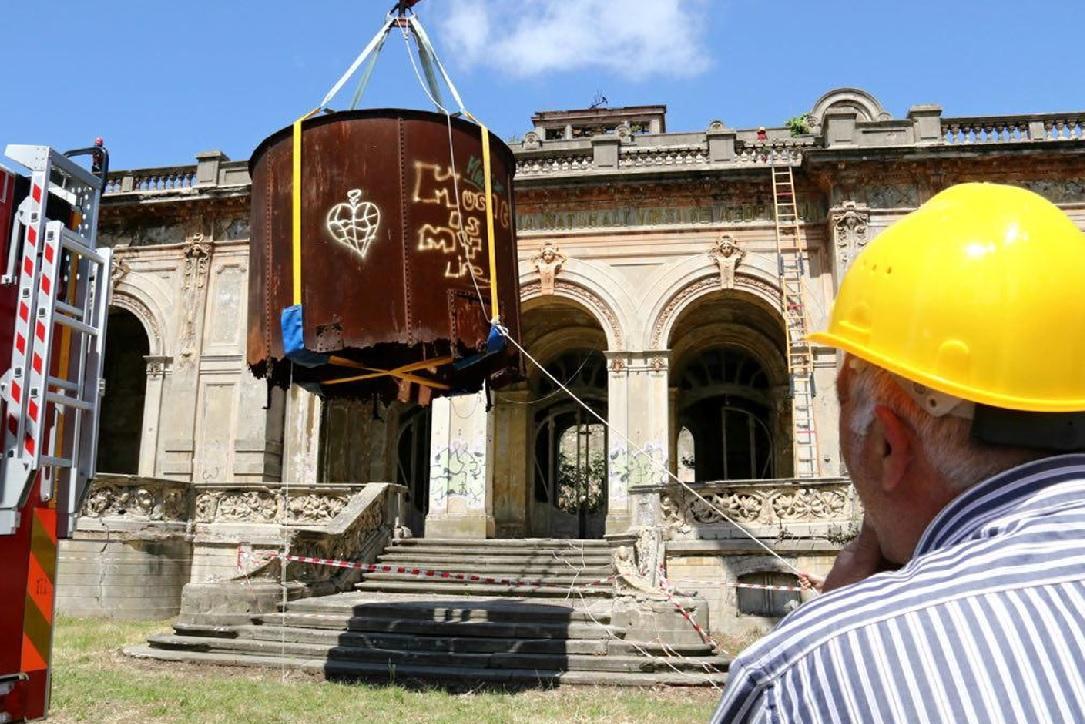 La rimozione della cisterna dal tetto del Corallo (Marzi Pentafoto)