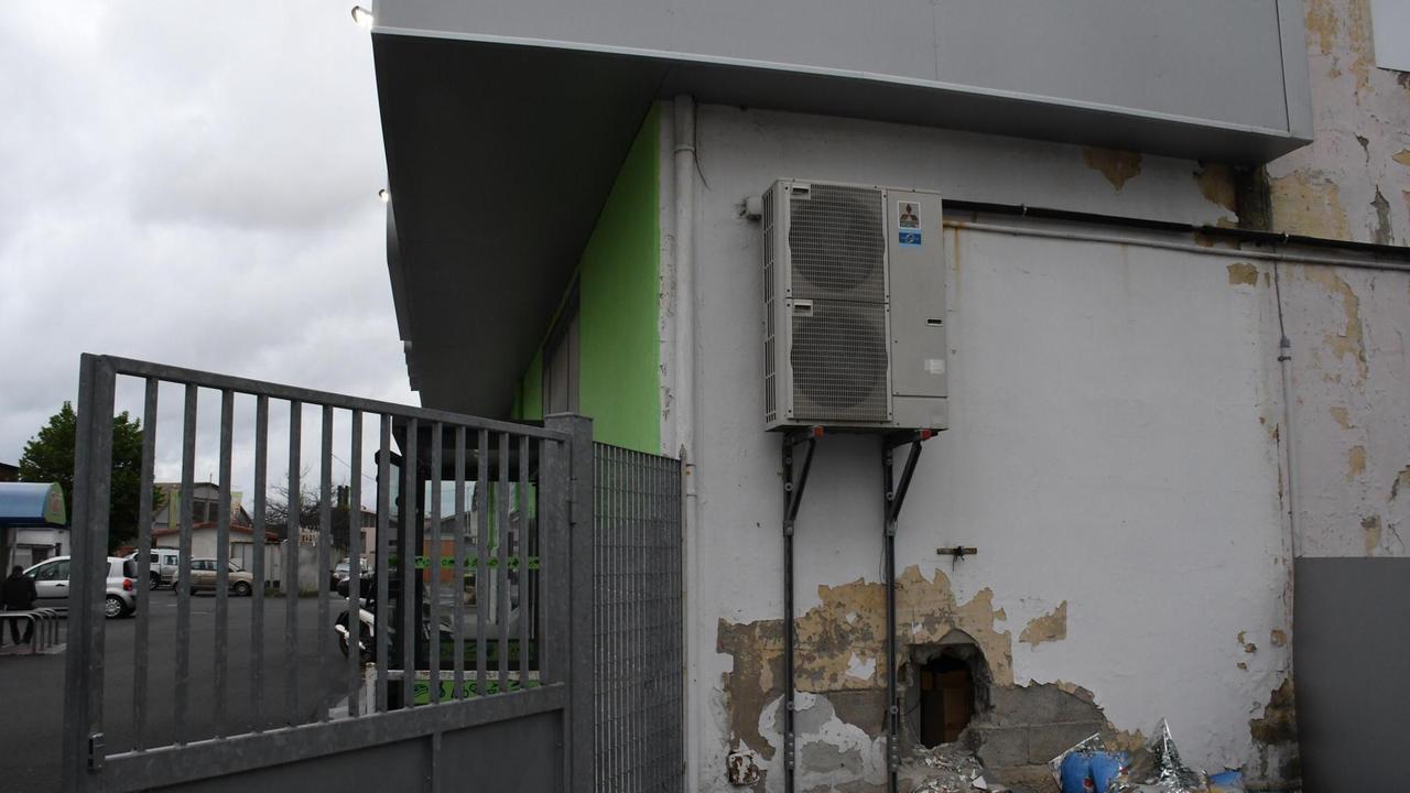Il buco nel muro fatto dai ladri (Repetti/Pentafoto)