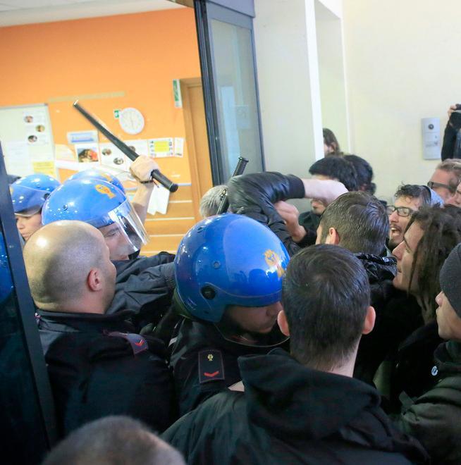 Sgombero in Sant’Eufemia Feriti una 15enne e tre agenti 
