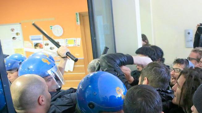 Sgombero in Sant’Eufemia Feriti una 15enne e tre agenti