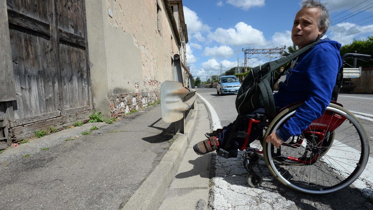 Massimo Crocetti alle prese con un ostacolo in viale Risorgimento (foto Franco Silvi)