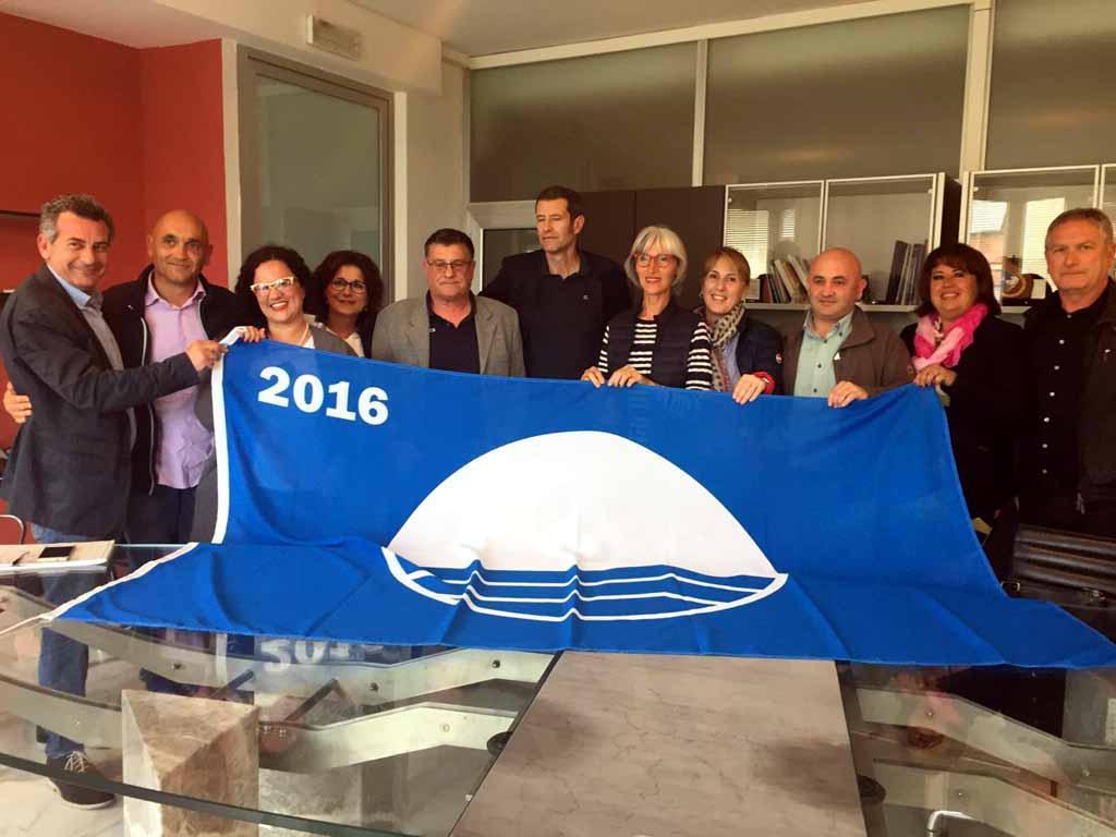 Sventola la Bandiera Blu a Massa, l'amministrazione: "E ora un litorale più verde"