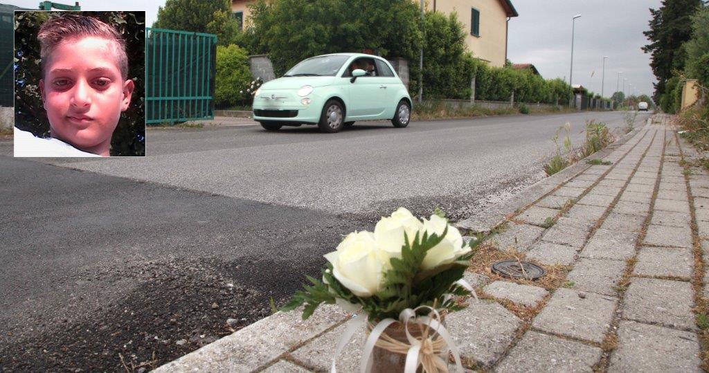 Il punto esatto di via Macchia Monteggiorini dove è stato investito Joich Mastini e, nel riquadro, una sua bella foto