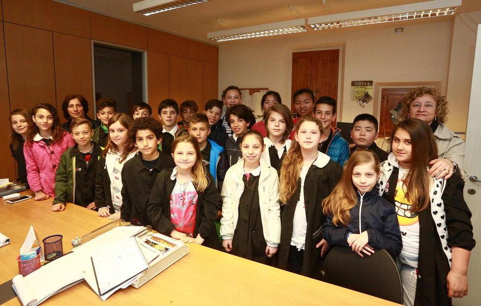 gli alunni della scuola pascoli in visita alla redazione