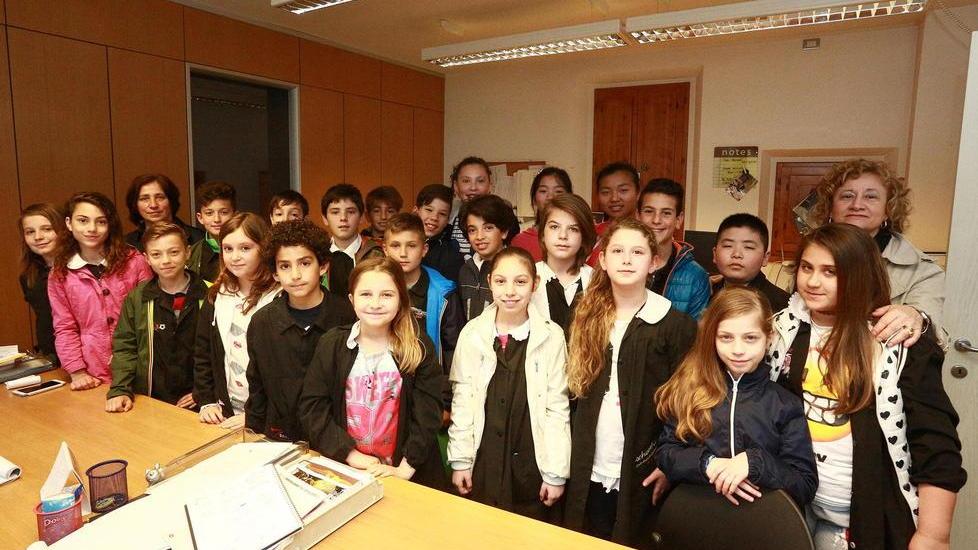gli alunni della scuola pascoli in visita alla redazione