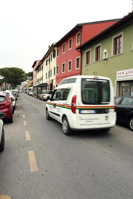 Spaccano il vetro per rubare... le sigarette