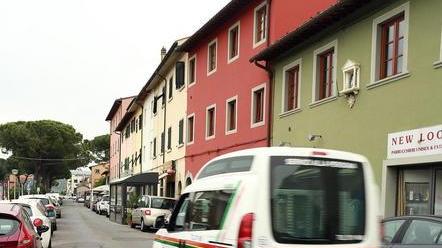 Spaccano il vetro per rubare... le sigarette