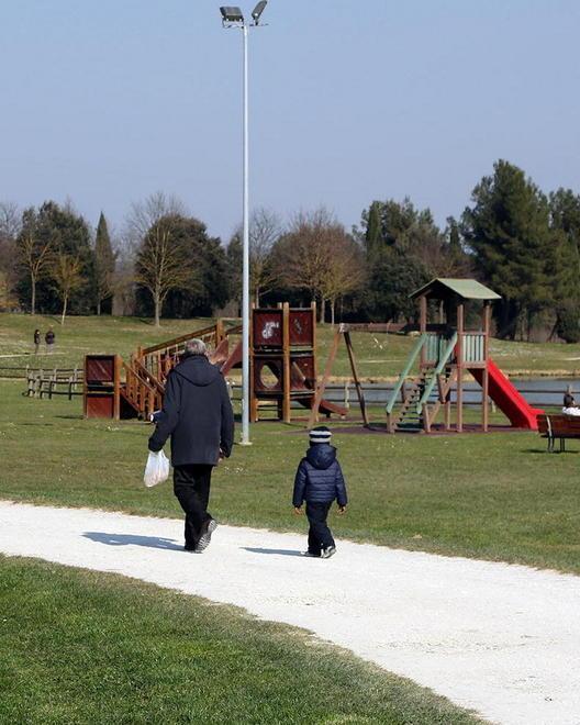 Cade nel parco mentre gioca col figlio e fa causa al Comune