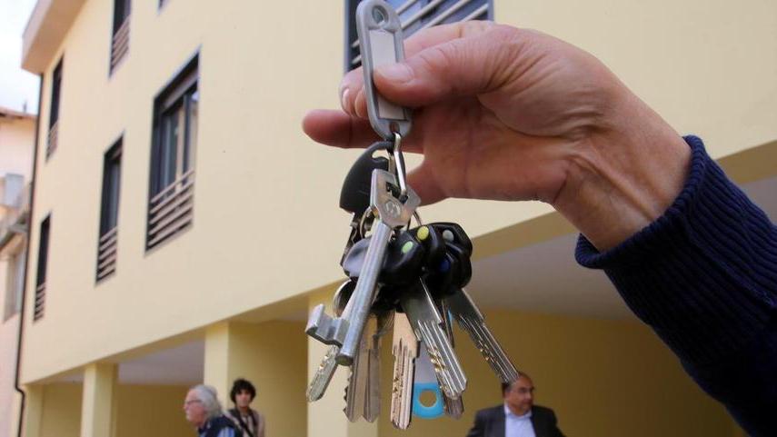 Occupati da famiglie fantasma decine di alloggi popolari