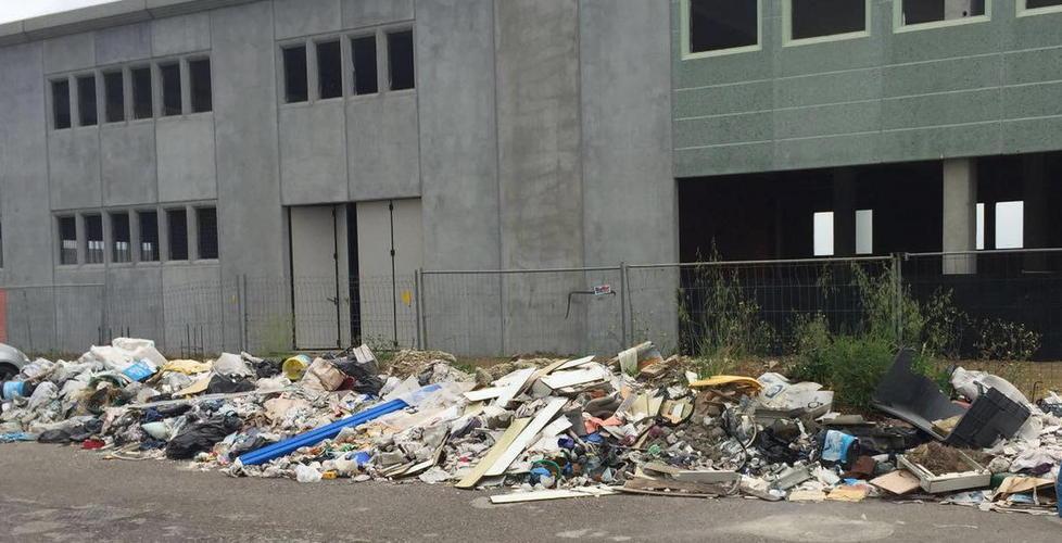 La zona industriale come una discarica 