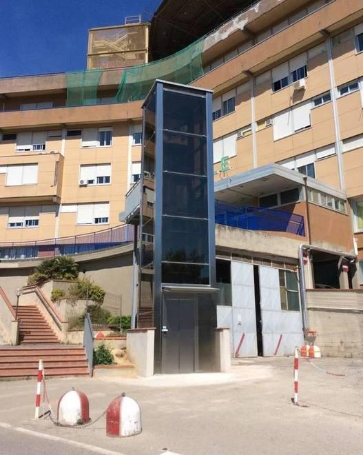 «L’ascensore è ancora fuori uso» 