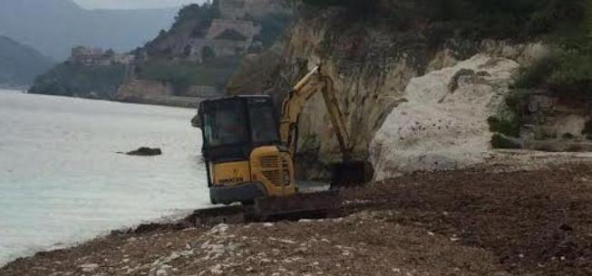 Escavatore cingolato al lavoro tra le ghiaie della Padulella 