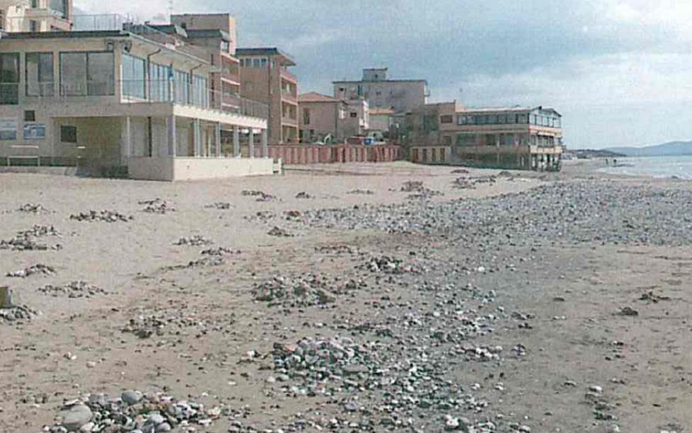 Via i sassi finiti sulla spiaggia 