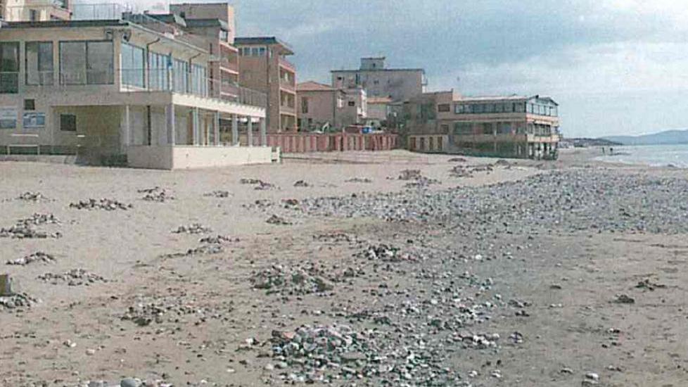 Via i sassi finiti sulla spiaggia