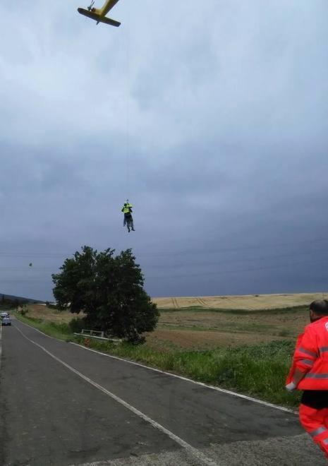 Automobile finisce sotto un ponte 