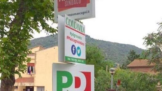 Le paline del Pd sono in regola? Il quesito ai vigili urbani