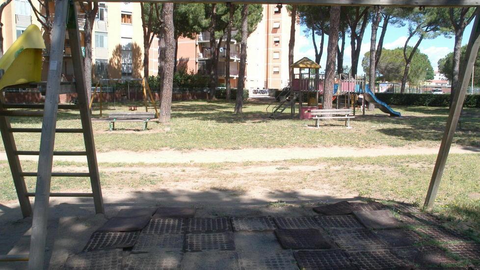 Abbracciano le anziane al parco per rubare loro le collane d’oro