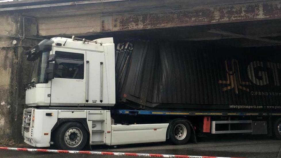 Tir rimane incastrato nel sottopasso