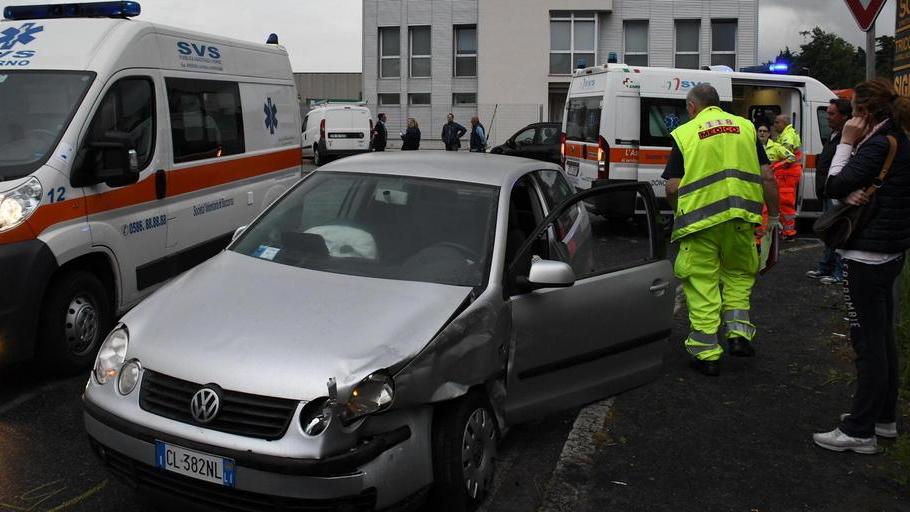 Scontro fra tre auto, due i feriti