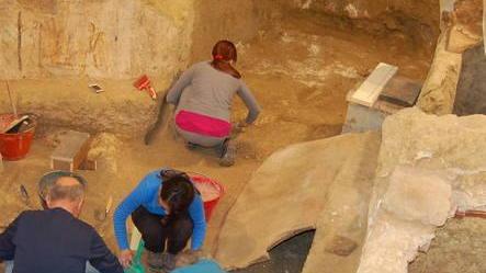 Dal sarcofago salta fuori un minuscolo anello d’oro