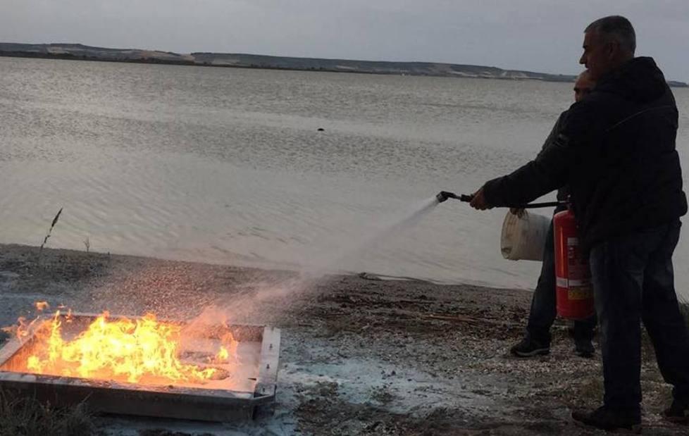I pescatori navigano in acque tranquille 