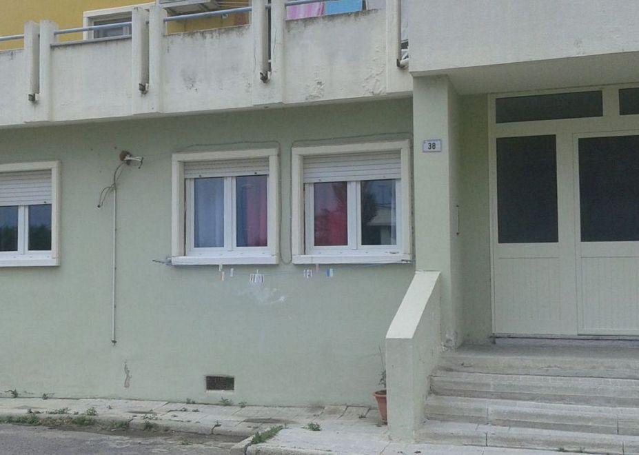 Coppia con un bimbo occupa una casa ma resta senz’acqua 