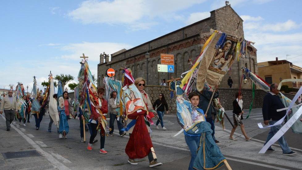 Sfilano le bandiere: la grande festa può cominciare