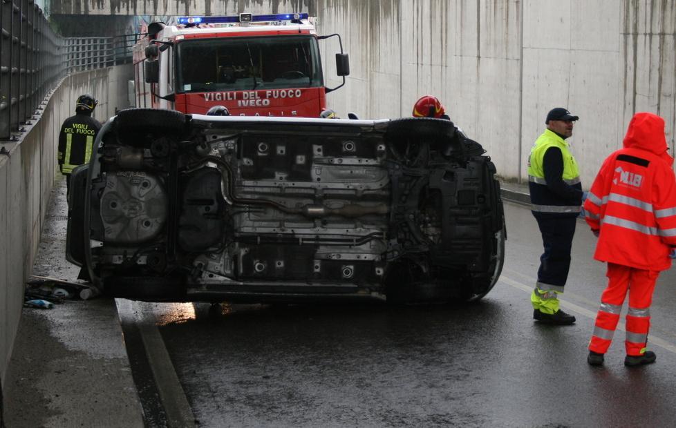 L’auto si ribalta nel sottopasso il conducente resta incastrato