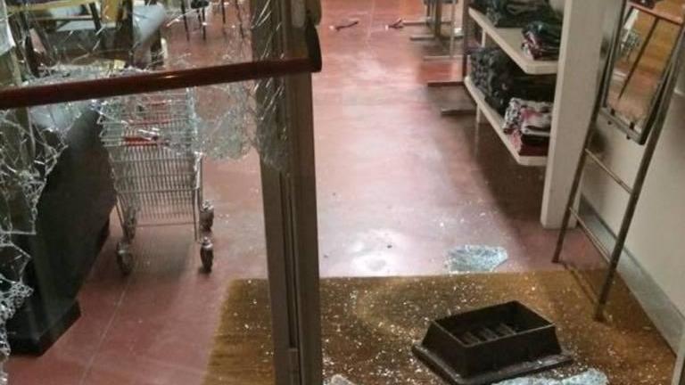 Vetrina sfondata al Soup I ladri rubano i vestiti