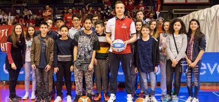 Lo slogan degli alunni di terza E premiato dai campioni di basket 