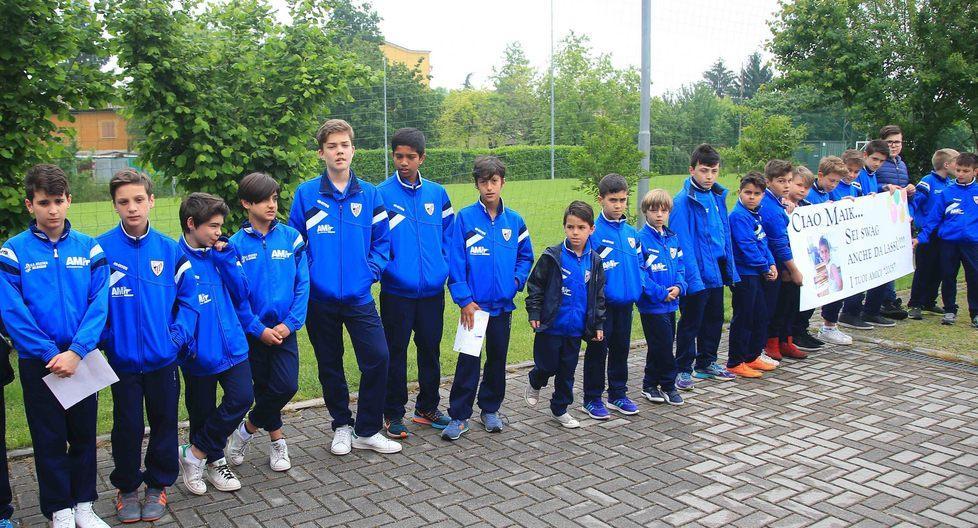 Tutti nel cortile per l’ultimo gioco assieme all’amico