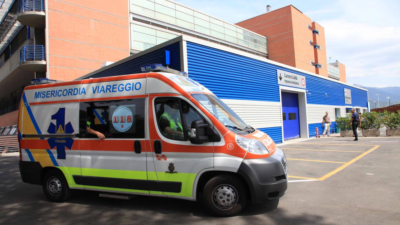 L'esterno del pronto soccorso dell'ospedale Versilia (foto d'archivio)