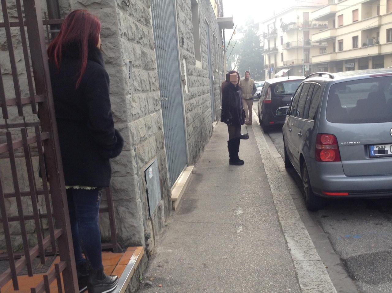 Prostitute cinesi in attesa di clienti in via Fra' Bartolomeo (foto Batavia)