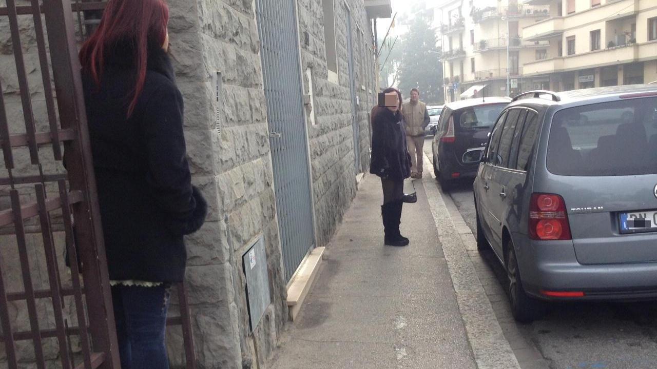 Prostitute cinesi in attesa di clienti in via Fra' Bartolomeo (foto Batavia)