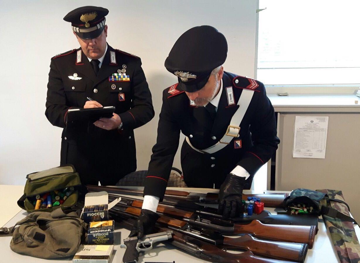 I fucili e le pistole sequestrate dai carabinieri alla guardia giurata